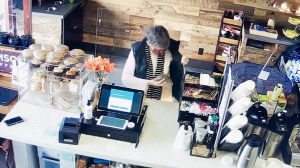 Người vô gia cư trả lại chiếc ví nhặt được, không ngờ đó là sự việc thay đổi cuộc đời ông - ảnh 1