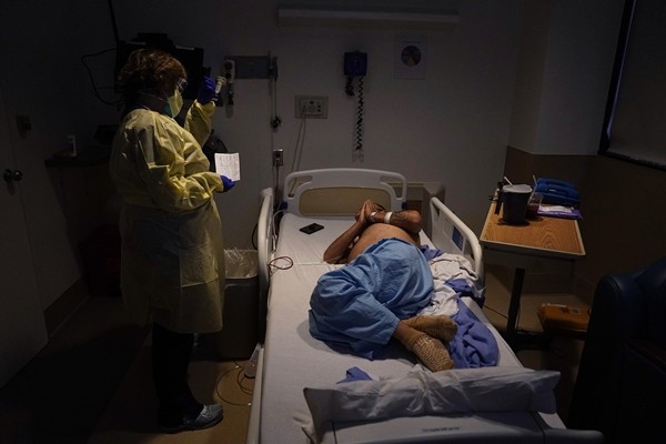 Mỗi phút có thêm 10 người nhiễm virus: Điều gì khiến Los Angeles trở thành “điểm nóng kinh hoàng” như vậy? - ảnh 1