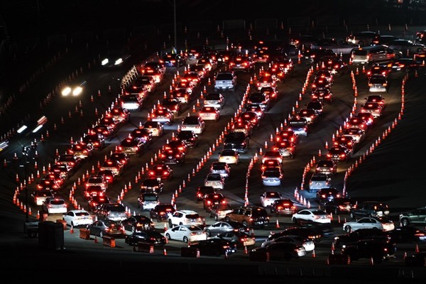Mỗi phút có thêm 10 người nhiễm virus: Điều gì khiến Los Angeles trở thành “điểm nóng kinh hoàng” như vậy? - ảnh 2