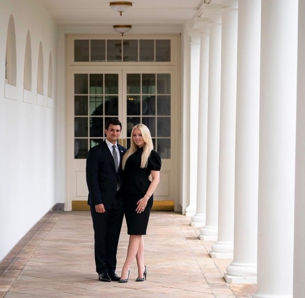 Con gái Tổng thống Trump gây chú ý vì chọn lúc bố sắp rời nhiệm sở để thông báo