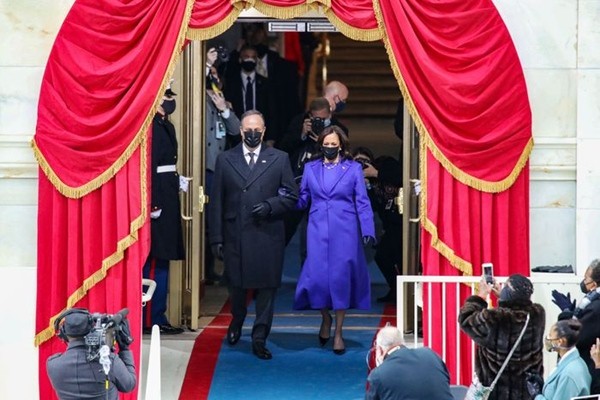 Trang phục tím tràn ngập trong Lễ Nhậm Chức của Joe Biden - Kamala Harris, tại sao vậy? - ảnh 1