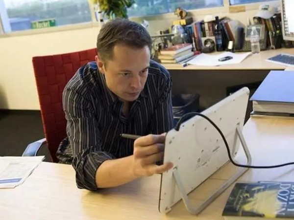 Lý do gì khiến người này nhắn tin cho tỷ phú Elon Musk mỗi ngày, giờ mới nhận được hồi âm? - ảnh 1
