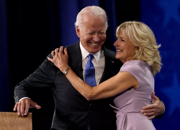 Tân Tổng thống Biden và Phu nhân lên bìa tạp chí People, chia sẻ “bí quyết 70/30” giữ tình yêu gần 50 năm - ảnh 3