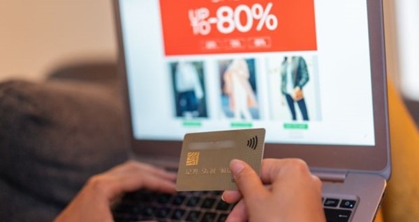 Thí sinh Hoa hậu Hoàn vũ Singapore lén dùng thẻ ngân hàng của bạn để mua sắm bằng “chiêu” cực dễ - ảnh 2