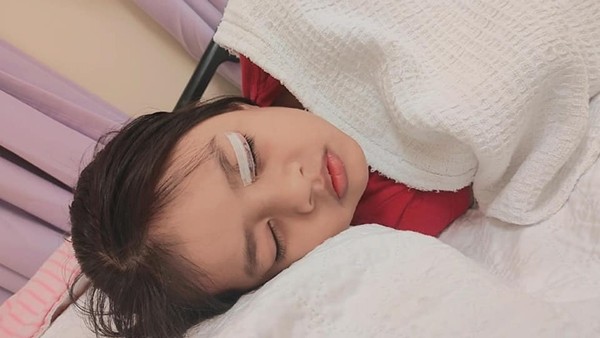 Người mẹ để rơi mảnh mắc áo gãy, tai nạn bất ngờ đã xảy ra từ trò chơi đơn giản của con gái nhỏ - ảnh 3
