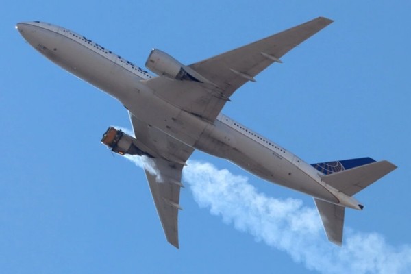 Boeing 777 của United Airlines hỏng động cơ khi đang bay: Bạn cần biết những gì nếu hay đi máy bay? - ảnh 1