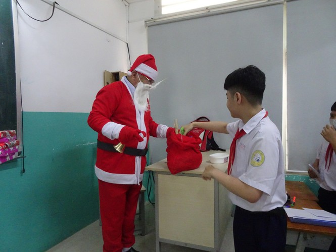 Thầy hiệu trưởng trường người ta: Hóa thân thành ông già Noel phát Iphone 12 cho học sinh - ảnh 2