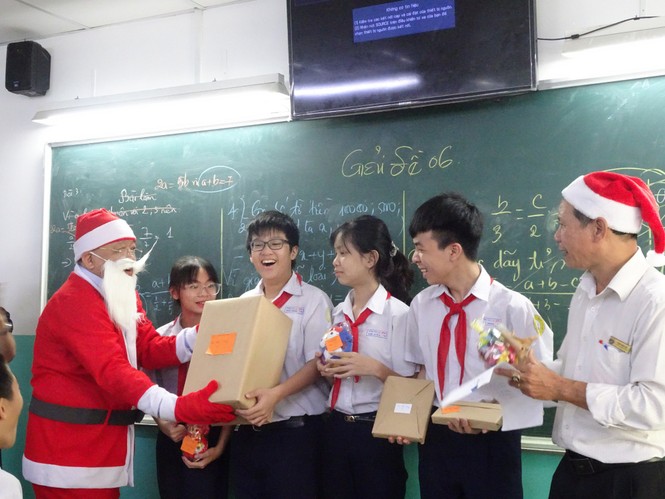 Thầy hiệu trưởng trường người ta: Hóa thân thành ông già Noel phát Iphone 12 cho học sinh - ảnh 1