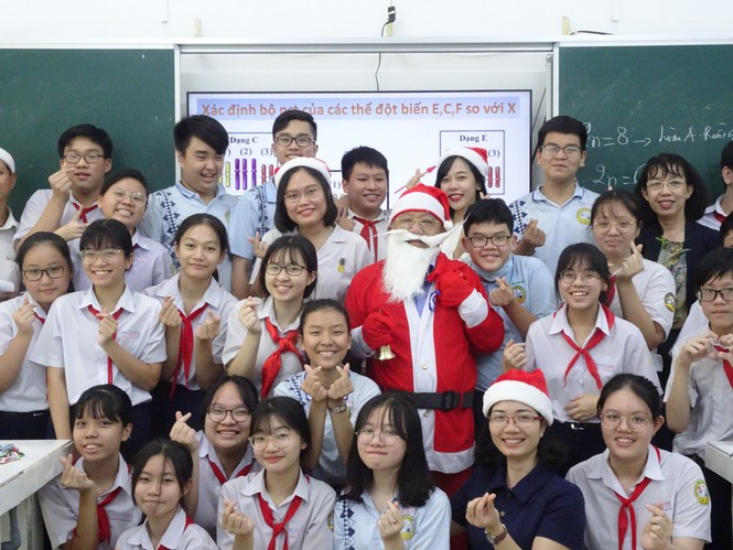 Thầy hiệu trưởng trường người ta: Hóa thân thành ông già Noel phát Iphone 12 cho học sinh - ảnh 4