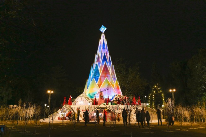 Teen Hà Nội đã kịp check-in cùng “cây măng Noel” đẹp như ngôi làng cổ Bắc Âu này chưa? - ảnh 1