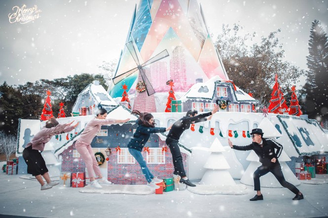 Teen Hà Nội đã kịp check-in cùng “cây măng Noel” đẹp như ngôi làng cổ Bắc Âu này chưa? - ảnh 6