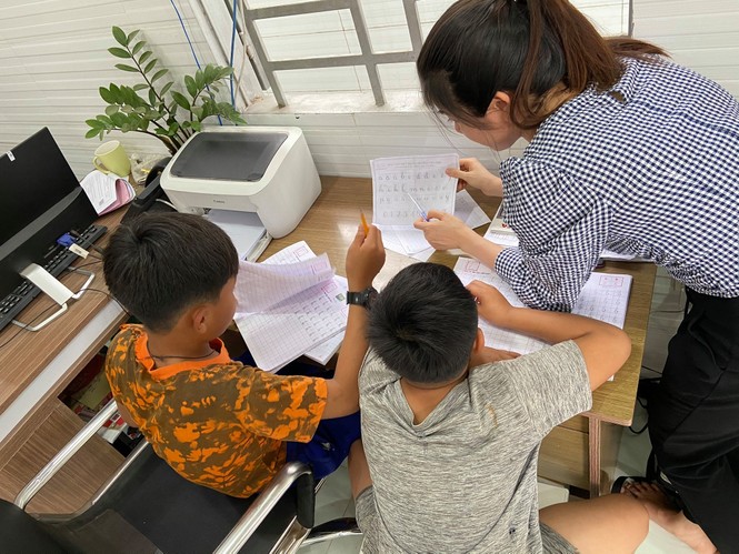 4 đứa trẻ đi nhặt ve chai mong ước đến trường, may mắn gặp được chàng trai tốt bụng - ảnh 3