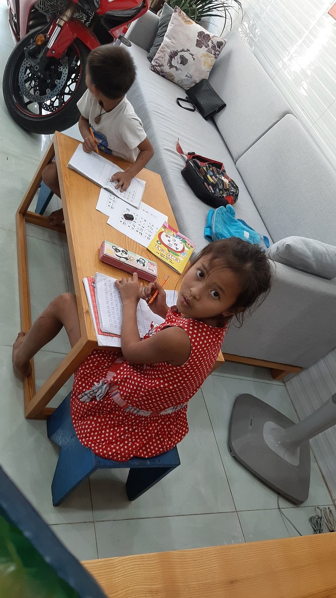 4 đứa trẻ đi nhặt ve chai mong ước đến trường, may mắn gặp được chàng trai tốt bụng - ảnh 4