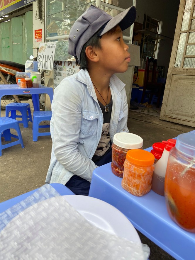 4 đứa trẻ đi nhặt ve chai mong ước đến trường, may mắn gặp được chàng trai tốt bụng - ảnh 1