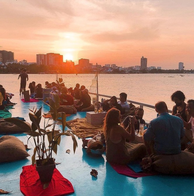 Ngắm hoàng hôn đẹp lãng mạn bên bờ sông Sài Gòn tại những tiệm cà phê chill hết nấc - ảnh 8