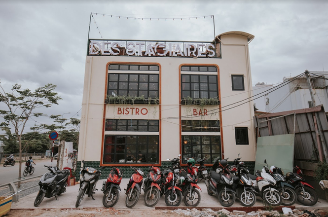 Ngắm hoàng hôn đẹp lãng mạn bên bờ sông Sài Gòn tại những tiệm cà phê chill hết nấc - ảnh 1