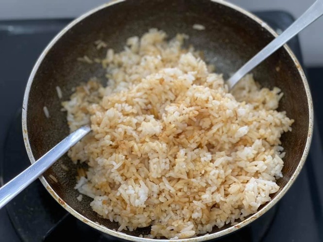Ở nhà ăn Tết: Làm thế nào để món lạp xưởng chiên trở thành cạ cứng của bánh tét và bánh chưng? - ảnh 7