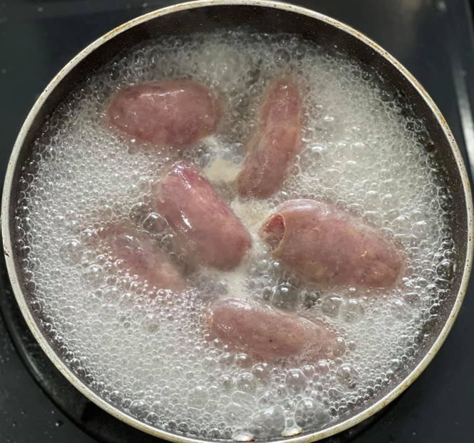 Ở nhà ăn Tết: Làm thế nào để món lạp xưởng chiên trở thành cạ cứng của bánh tét và bánh chưng? - ảnh 4