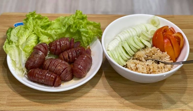 Ở nhà ăn Tết: Làm thế nào để món lạp xưởng chiên trở thành cạ cứng của bánh tét và bánh chưng? - ảnh 8
