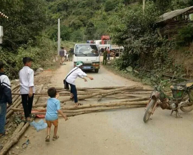 CSGT bị người dân chặn đường để... đòi lại xe vi phạm - ảnh 1