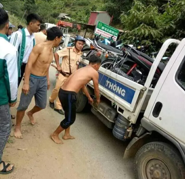 CSGT bị người dân chặn đường để... đòi lại xe vi phạm - ảnh 2