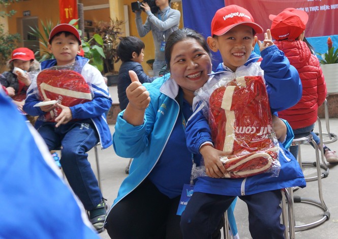 Mang tiếng cười đến trẻ khuyết tật trường Chuyên biệt Bình Minh - ảnh 4
