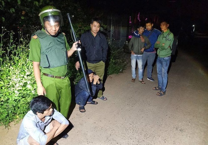 Nhóm cướp dùng hung khí chống trả, cố thủ trong 'sào huyệt' khi bị bao vây - ảnh 1