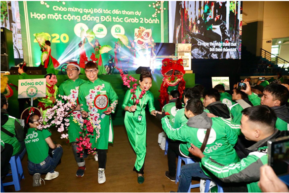 Đến hẹn lại lên, hàng ngàn tài xế Grab phủ xanh khán đài ngày họp mặt cuối năm - ảnh 2