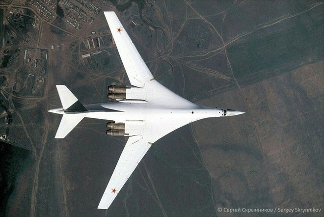 Oanh tạc cơ Tu-160 gắn tên lửa siêu thanh Kinzhal như ‘hổ mọc thêm cánh’ - ảnh 1