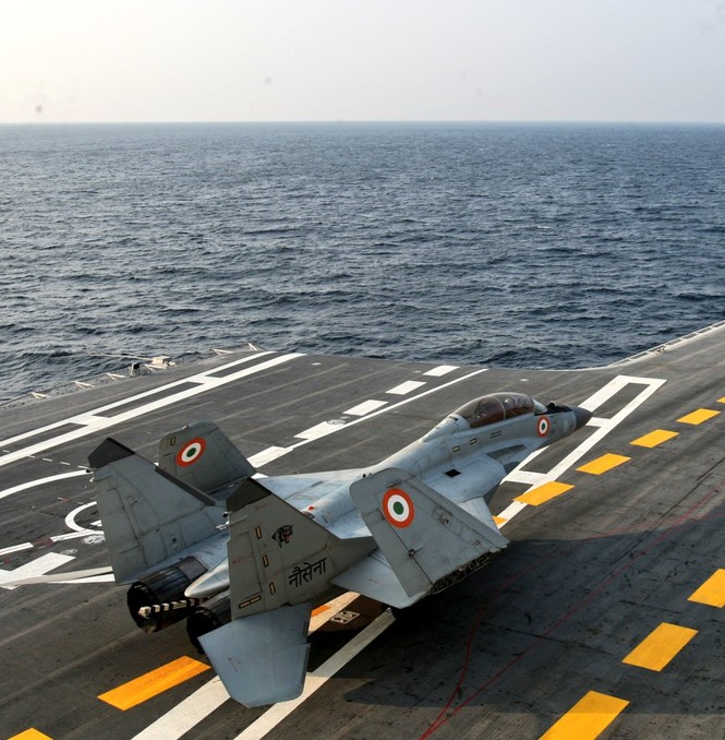 Cất cánh từ tàu sân bay, tiêm kích MiG-29K lao xuống Biển Ả Rập - ảnh 1