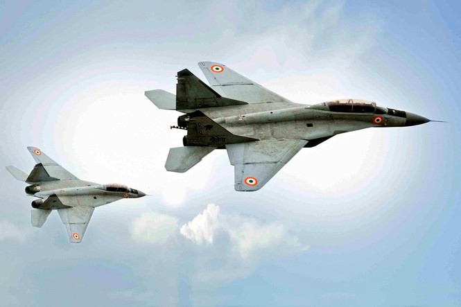 Cất cánh từ tàu sân bay, tiêm kích MiG-29K lao xuống Biển Ả Rập - ảnh 2