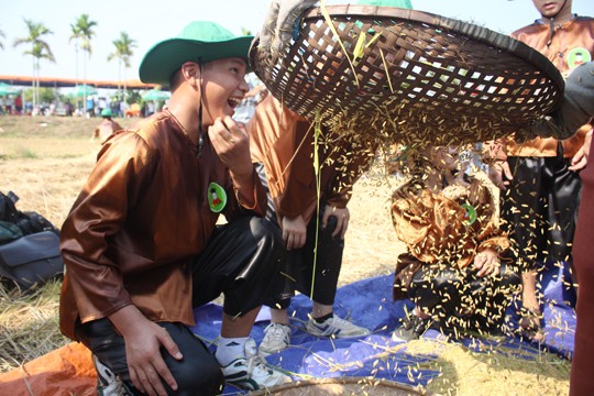 Sôi động tuổi thơ với lễ hội ngày mùa trên đồng ruộng - ảnh 6
