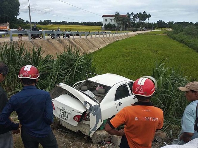 Quảng Ngãi: Lái xe 4 chỗ nguy kịch vì bị tàu hỏa húc văng 10 mét - ảnh 2