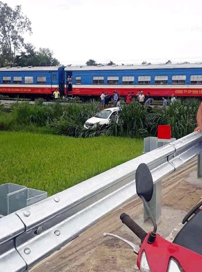 Quảng Ngãi: Lái xe 4 chỗ nguy kịch vì bị tàu hỏa húc văng 10 mét - ảnh 1