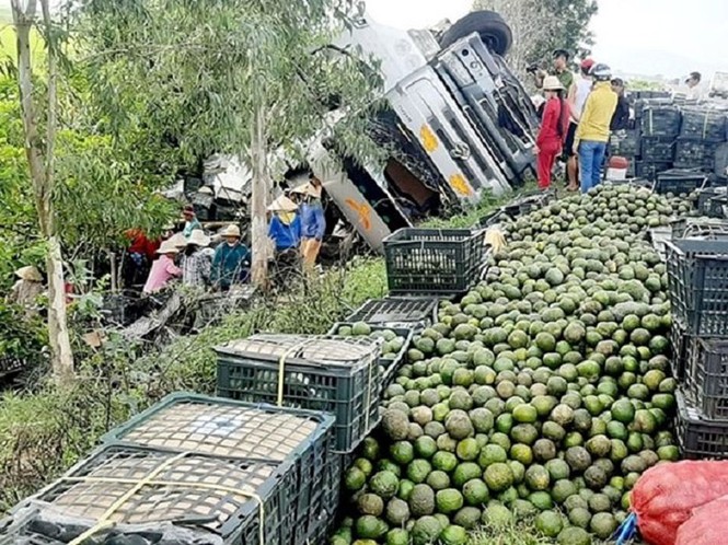 Lật xe tải, hàng tấn cam tràn xuống đường, người dân nhặt giúp không sót quà nào - ảnh 1