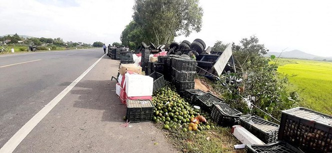 Lật xe tải, hàng tấn cam tràn xuống đường, người dân nhặt giúp không sót quà nào - ảnh 2