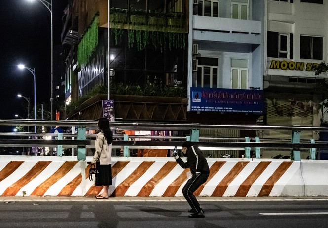 Bất chấp nguy hiểm chụp ảnh “sống ảo” bên hầm chui cầu sông Hàn - ảnh 1