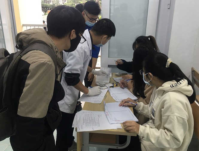 Mặc giá lạnh, sinh viên Đà Nẵng xếp hàng hiến máu - ảnh 2