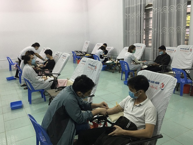 Mặc giá lạnh, sinh viên Đà Nẵng xếp hàng hiến máu - ảnh 7