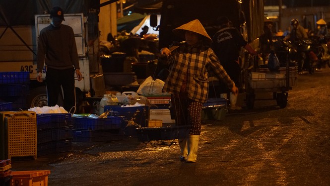 Đội rét mưu sinh lúc nửa đêm ở cảng cá lớn nhất miền Trung - ảnh 2