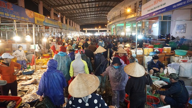 Đội rét mưu sinh lúc nửa đêm ở cảng cá lớn nhất miền Trung - ảnh 5