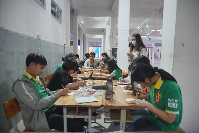 Tặng hoa trao yêu thương 8/3 cho chị em phụ nữ mưu sinh giữa đêm khuya - ảnh 1