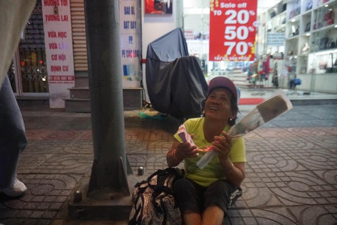 Tặng hoa trao yêu thương 8/3 cho chị em phụ nữ mưu sinh giữa đêm khuya - ảnh 4