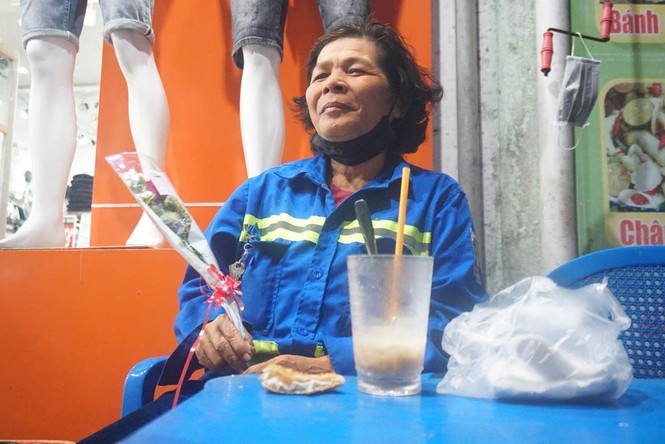 Tặng hoa trao yêu thương 8/3 cho chị em phụ nữ mưu sinh giữa đêm khuya - ảnh 5