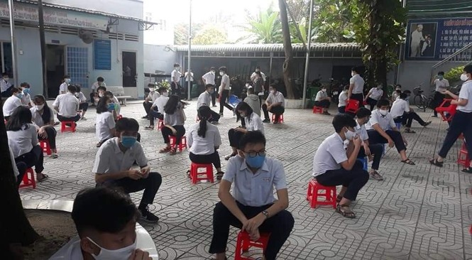 Khi bạn muốn ra chơi nhưng trường bảo phải cách nhau hai mét. - ảnh 1