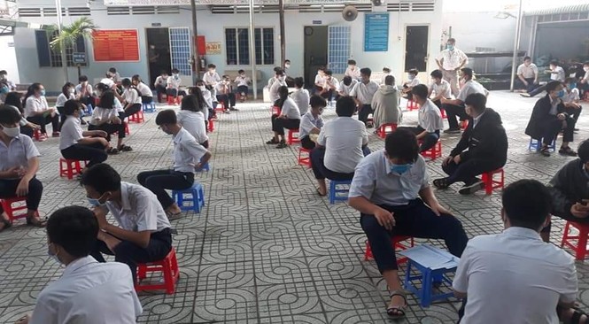 Khi bạn muốn ra chơi nhưng trường bảo phải cách nhau hai mét. - ảnh 2