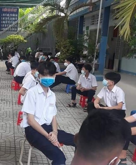 Khi bạn muốn ra chơi nhưng trường bảo phải cách nhau hai mét. - ảnh 5