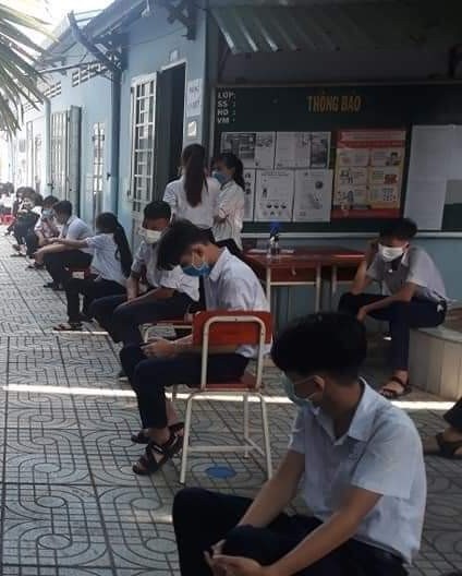 Khi bạn muốn ra chơi nhưng trường bảo phải cách nhau hai mét. - ảnh 4