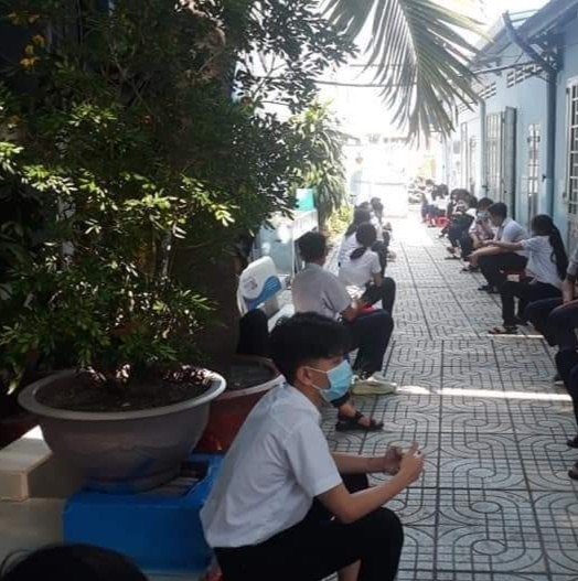 Khi bạn muốn ra chơi nhưng trường bảo phải cách nhau hai mét. - ảnh 6