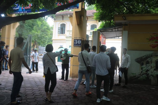 Một ngày trước “giờ G”, teen Hà Nội có mặt tại địa điểm làm thủ tục dự thi THPT - ảnh 2